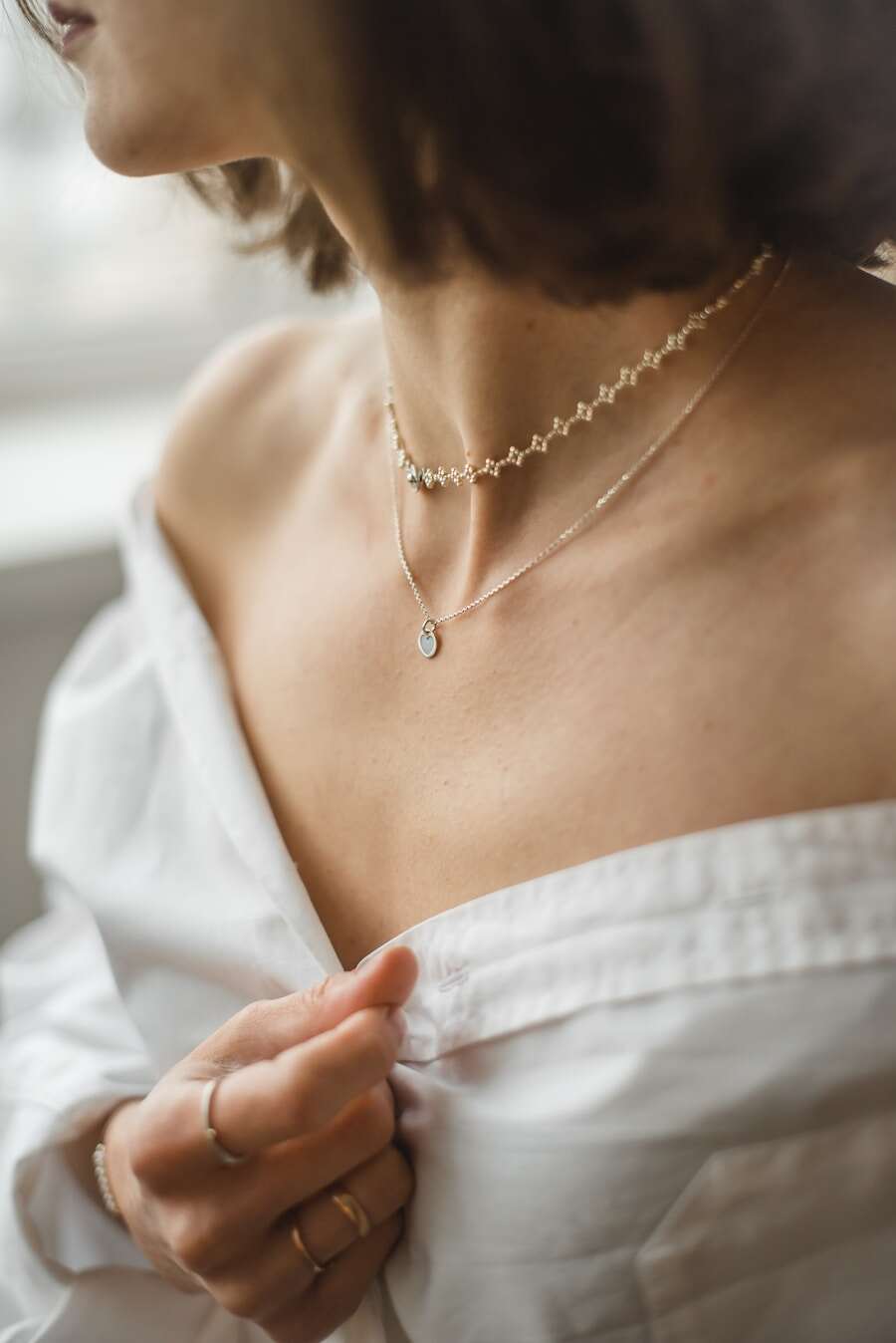 佩戴项链的女性